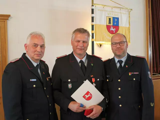  Geehrt mit dem Feuerwehrehrenzeichen am Bande des Landes Niedersachsen: Thomas Franz (Mitte) mit dem Verbandsvorsitzenden Henning Klensang (re.) und dessen Stellvertreter Thorsten Hellwege | Foto: Stefan Braun / Feuerwehr Landkreis Stade