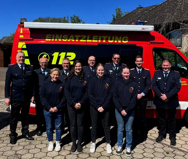 Hinten v. li.: Ehrenortsbrandmeister Andreas Schubert; Kreisbrandmeister Volker Bellmann, Abschnittsleiter Elbe Torsten Lorenzen, Gemeindebrandmeister Dirk Behmer, Kreiskinderfeuerwehrwart-V Björn Poost, Ortsbrandmeister Niklas Schubert und  Kreiskinderfeuerwehrwart Thomas Runge
Vorne v. li.: Manuela Hillmer; Kinderfeuerwehrwartin Yasmin Wiener, Rabea Peters und Elina Erdmann  | Foto: FF Leversen-Sieversen
