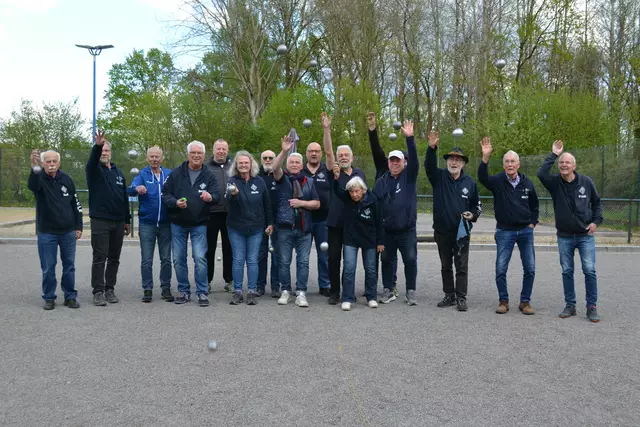 Die fröhliche Boule-Abteilung beim Training am Freitag - und den gewünschten Würfen fürs WOCHENBLATT | Foto: bim