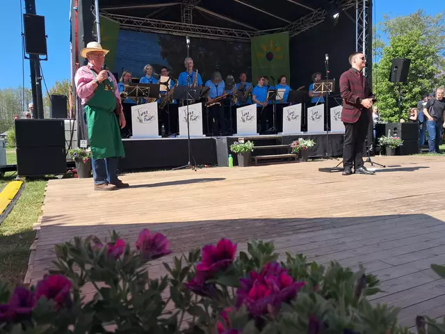 Die Band "Just in time" wird vom ersten Vorsitzenden angekündigt | Foto: Anika Werner