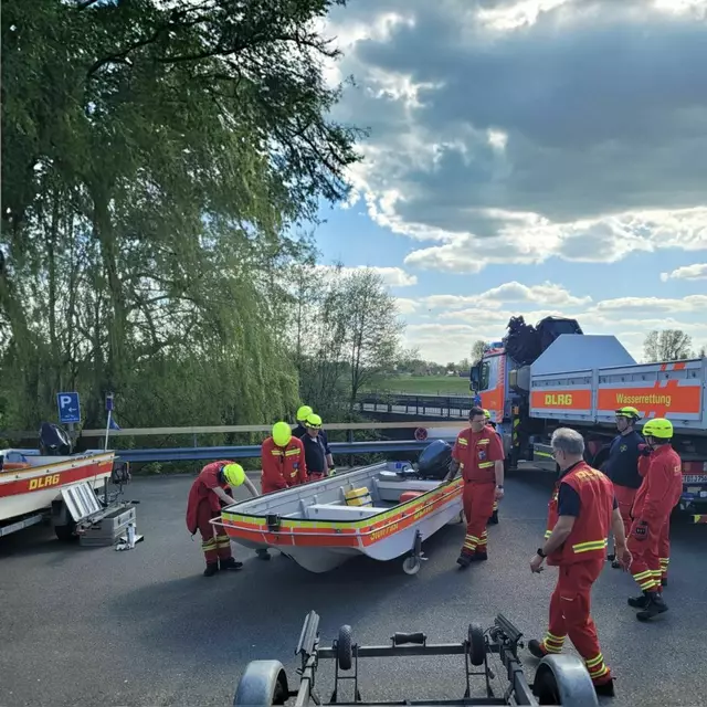 Slippen eines Mehrzweckboots an Land mithilfe sogenannter
Hochwasserrollen | Foto: DLRG