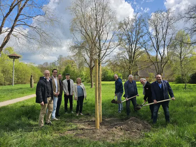 Stadtbaurat Stefan Niemöller (li.) und Jens Imbeck (Baubetriebshof, 3. v. li.) pflanzten gemeinsam mit Ratsmitgliedern den Baum des Jahres | Foto: Stadt Buchholz