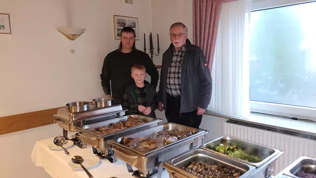 Der Initiator des Nutriaessens, Jäger Henning Jarck (li.), mit dem jüngsten (Hermann Plotz) und dem ältesten Teilnehmer (Heiner Klegrefe) | Foto: Henning Jarck