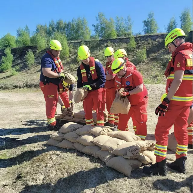 Übung Deichverteidigung: Wie baut man einen Wall aus
Sandsäcken? | Foto: DLRG