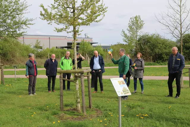 Die Gäste lauschten Gärtnermeister Thomas Dieckmann (grüne Jacke) | Foto: Stadt Buchholz