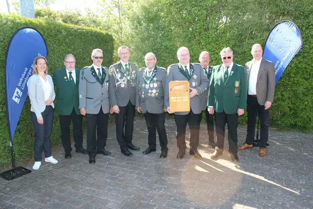 Melanie Ronschke, Volksbank Lüneburger Heide eG, Eckhard Heinsen Sportleiter Langwaffen Nordheide Elbmarsch, Jens Meyer, Oliver Nowack, König Uwe Kasteinke-Nowack, 1. Vorsitzender Maik Scheele, Peter Kasteinke, Burkhard Beeken, Sportleiter Kurzwaffen Nordheide Elbmarsch, Frank Soetbeer, Volksbank Lüneburger Heide eG. | Foto: Schmerling