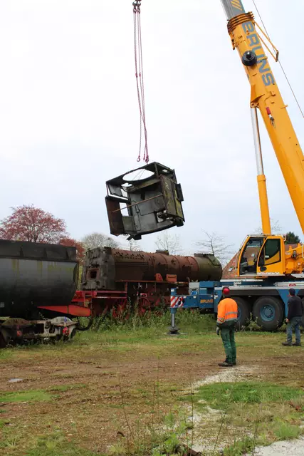 Das Führerhaus schwingt durch die Luft. Die alte Dampflok wurde Stück für Stück demontiert | Foto: ab