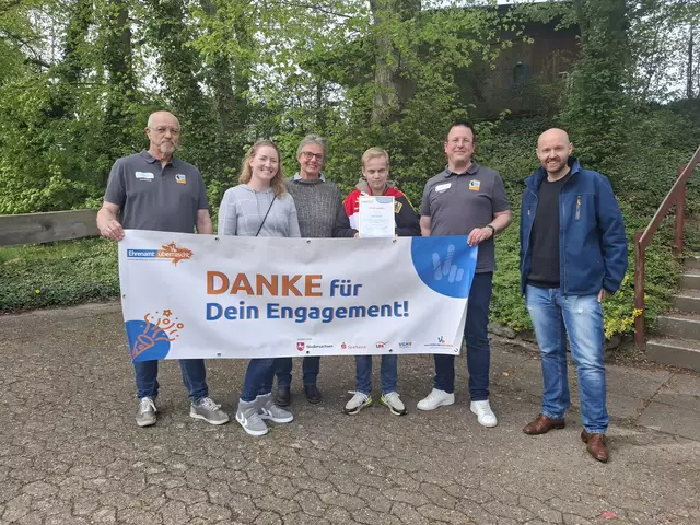 Uwe Bahnweg (KSB Vorsitzender), Jana Thieme (Vorsitzende TSV Eintracht Hittfeld), Jutta Fröhlich (Kassenwartin TSV Eintracht Hittfeld), Tobias Brettner (Vereinsheld), Sebastian Lühr (Stelv. KSB Vorsitzender) und Hauke Fenz (Trainer von Tobias) | Foto: KSB Harburg-Land