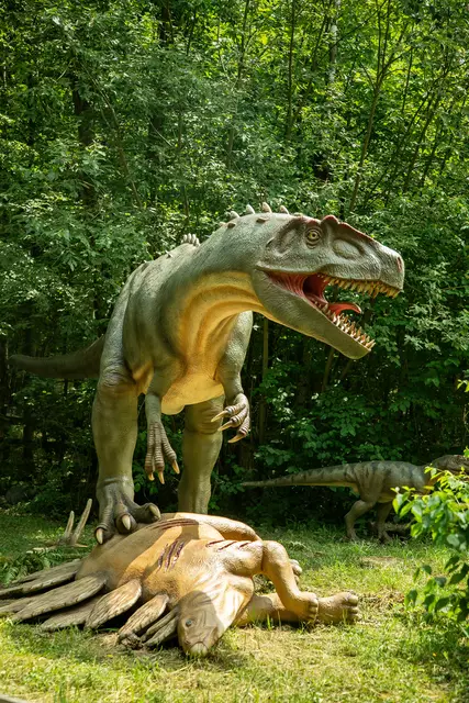 Der T-Rex beim Erlegen seiner Beute in der Dinowelt im Wildpark Schwarze Berge | Foto: Wildpark Schwarze Berge
