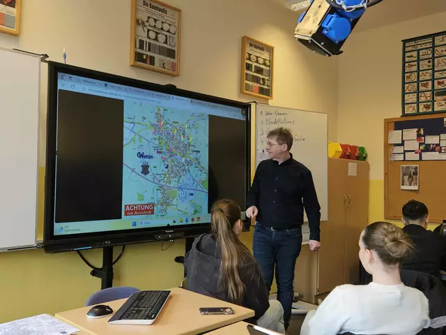 Michael Danner vom Niedersächsischen Kultusministerium hatte den Workshop in der Winsener Eckermannschule organisiert | Foto: Neises