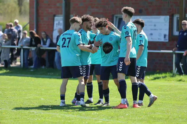 Streicheleinheiten für Yonas Benecke (Mitte) nach seinem Tor zur 1:0-Führung für den Buchholzer FC | Foto: cc