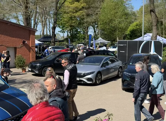 Reger Andrang herrschte unter anderem bei den ­ausgestellten neuesten Automodellen | Foto: Henry Bielefeldt