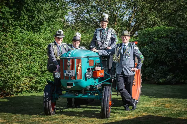 Die neue Königscrew (v. li.) rund um König Henrik Erhorn (2.v. re.): Werner Meyer, Phil Stockhausen und Thore Meyer | Foto: SV Rade