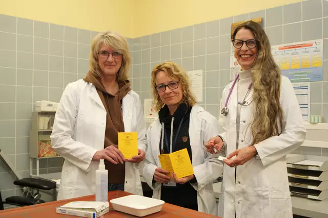 Eine Impfsprechstunde bieten (v. li.) Carmen Schoos, Dörthe Erdmann und Natascha Paulsen an | Foto: Landkreis Harburg