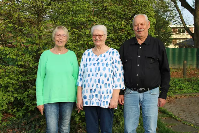 Schützenkönigen Rose Maria Malczak (Mi.) mit ihren Adjutanten Veronika Wübbe und Adolf Wiechmann in Zivil | Foto: ab