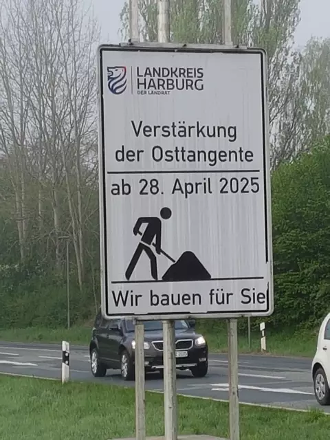 Die ersten Hinweisschilder für die Baustelle Osttangente in Winsen stehen bereits. Richtig los geht es am 5. Mai | Foto: Landkreis Harburg