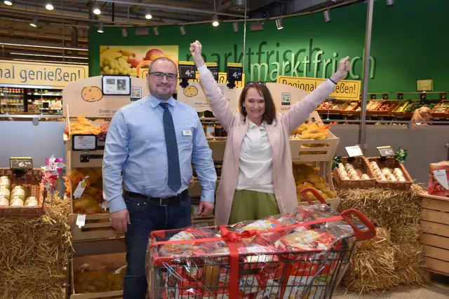 Anja Auber-Klipp freute sich über den Einkaufswagen, den ihr famila-Warenhausleiter Alexander Grenz übergab | Foto: Axel-Holger Haase