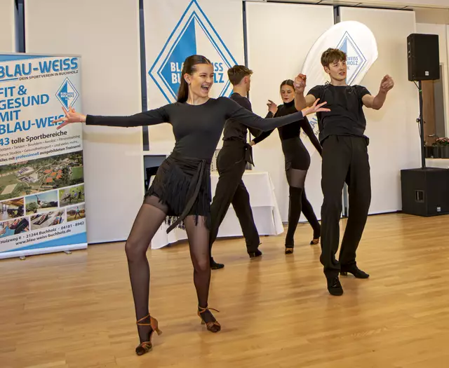 Zwei Paare demonstrierten die Lateintanz-Faszination im Paartanzen als Spitzensport | Foto: AR Promedia