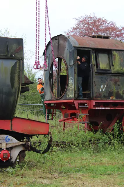 Steffen Lücking (re.) packte beim Zerlegen seiner alten Lok selbst mit an | Foto: ab
