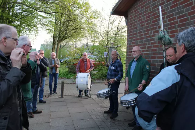 Der Spielmannszug aus Maschen spielt bereits seit vielen Jahren auch für den Verein aus Glüsingen | Foto: ab