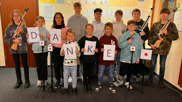 Die Jugendabteilung des Tostedter Schützenvereines ist glücklich über die großzügigen Spenden, die die Anschaffung der modernen Technik möglich gemacht haben | Foto: Schützenverein Tostedt