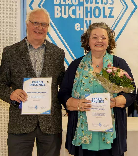 Ehrung für außergewöhnliche ­Leistungen mit der Verdienstnadel in Gold: Dr. Hans-Hermann Damlos und Regine Bögehol | Foto: AR Promedia