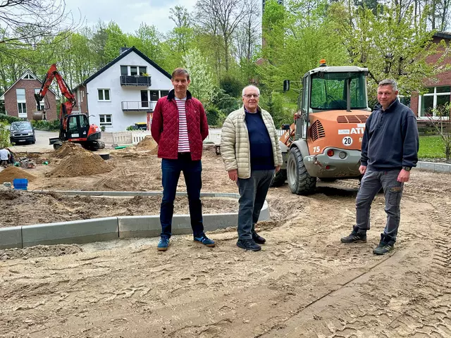 Helge Scholz, Wilfried Hochfeld, Björn Wendler (vlnr) auf der noch nicht fertigen barrierefreien Zufahrt.  | Foto: C.Wöhling