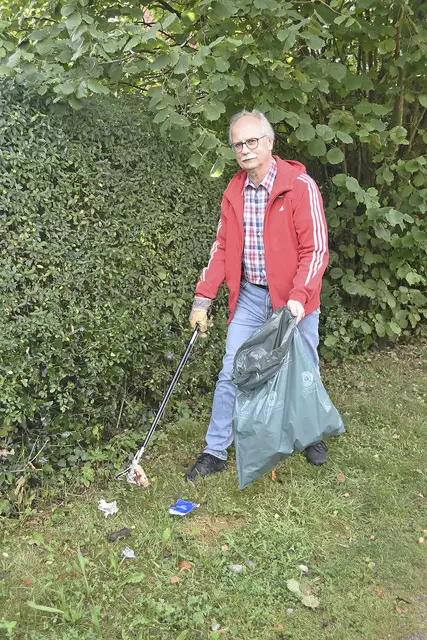 In seiner Freizeit beseitigt WOCHENBLATT-PR-Redaktionsleiter Axel-Holger Haase Müll aus den Grünflächen ...  | Foto: Maren Kolter