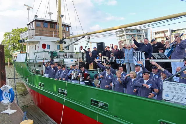 Die Stader Hafensänger schippern am Samstag mit der MS Greundiek nach Glückstadt | Foto: H.J. Weidlich