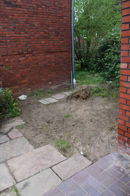 Letztlich wurde der Stein nicht rausgeholt, sondern tiefer gelegt | Foto: ab