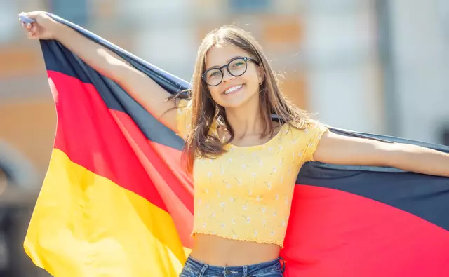 Schwarz-Rot-Gold steht in der Tradition von Demokratie und Freiheit. Die Deutschlandfahne sollte nicht Hetzern und Rassisten überlassen werden | Foto: Adobe Stock / weyo