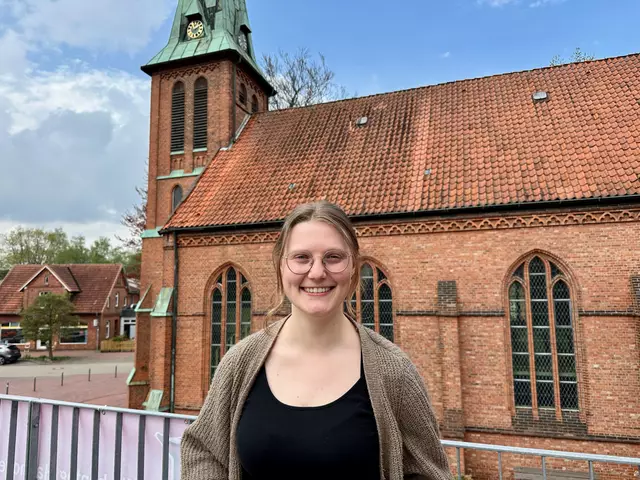 Inken Quaas vor der Paulus-Kirche in Buchholz.  | Foto: C.Wöhling
