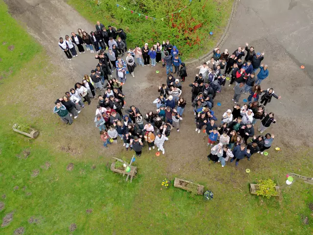 Die Gäste formten eine 100 | Foto: Ulrich Perrey / Benjamin Krohn