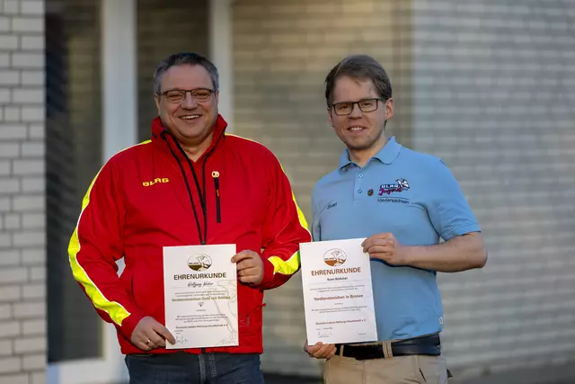 Die DLRG-Ortsgruppe Buchholz ehrte Wolfgang Weber (li.) und Sven Böttcher | Foto: DLRG Buchholz ( Nils Trabant )