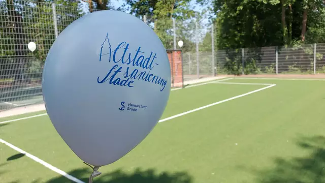 Die Gestaltung von Bolzplatz und Streetballfeld stellt die erste größere öffentliche Maßnahme der Stader Altstadtsanierung dar und wurde mithilfe von Städtebaufördermitteln umgesetzt | Foto: Hansestadt Stade