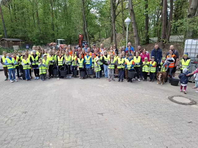 Alle Helferinnen und Helfer der Müllsammelaktion | Foto: Helge Scholz