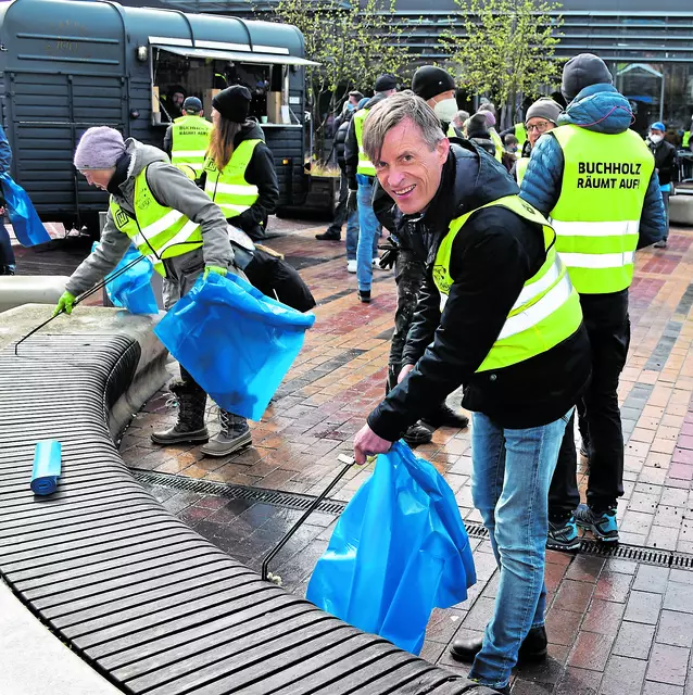 Buchholz' Bürgermeister Jan-Hendrik Röhse nahm an der Müllsammelaktion "Buchholz räumt auf" teil | Foto: Axel-Holger Haase