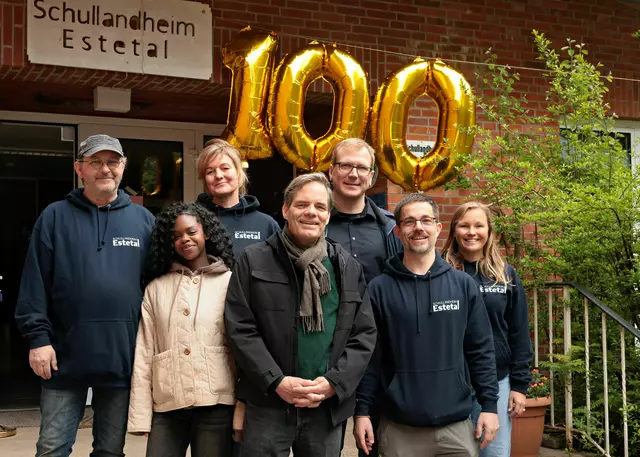 Heimleiter, Vertreter der Behörde für Schule und Berufsbildung (BSB) Hamburg und die Schülersprecherin | Foto: Ulrich Perrey / Benjamin Krohn