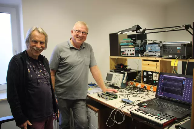 Musiker und Stammkunde  Harald Winter (li.) lässt seinen Digital-Analog-Wandler von Dipl.-Ing. Peter Schäfers untersuchen