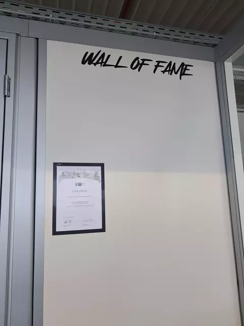 Auf der Wall of fame ist noch viel Platz für die Errungenschaften der künftigen Azubis | Foto: Anika Werner