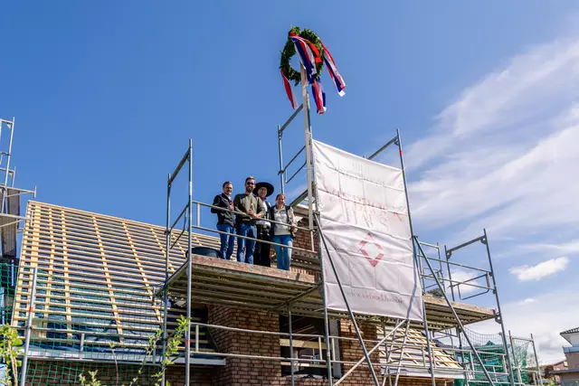 Gratulation nach dem Richtspruch: Die Bauherren gemeinsam mit der Leitung vom Viebrockhaus-Baubetrieb auf dem Gerüst ihres neuen Hauses | Foto: Viebrockhaus