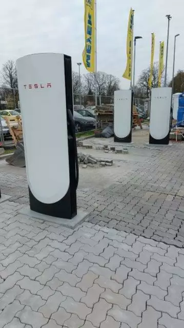 16 E-Ladesäulen der Marke Tesla entstanden jüngst auf dem Parkplatz des FMZ in Nenndorf | Foto: WOCHENBLATT