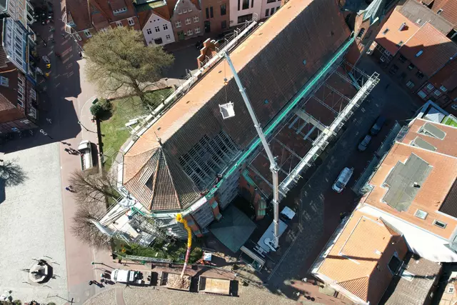 650 Quadratmeter Dachfläche werden saniert | Foto: Tobias Holst