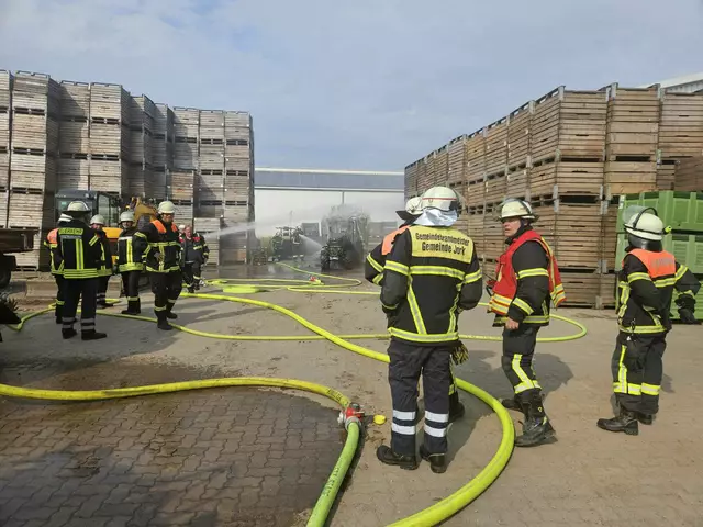 Vor Ort waren Einsatzkräfte aus drei Ortsfeuerwehren | Foto: Polizei