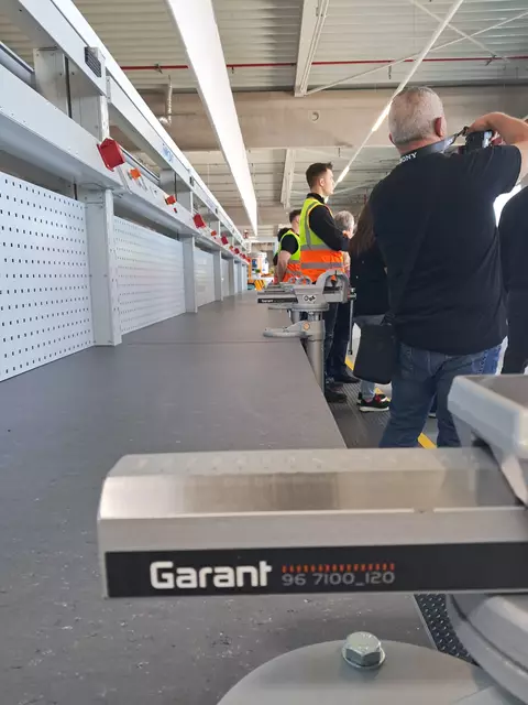 Insgesamt 12 Arbeitsplätze stehen den Azubis zur Verfügung | Foto: Anika Werner