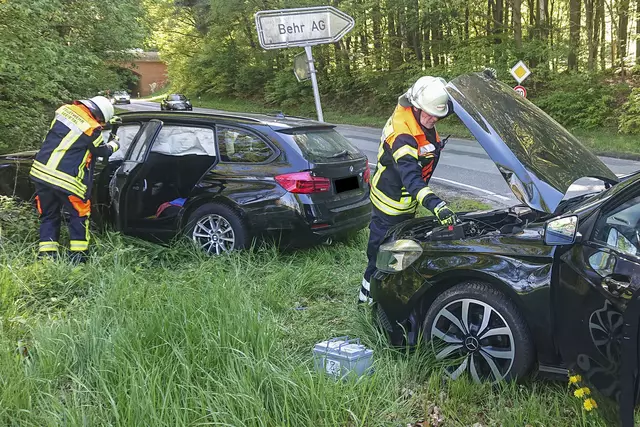 Die Feuerwehr sicherte die Unfallstelle ab und baute die Fahrzeugbatterien der verunfallten Pkw aus | Foto: Eckhard Berger, Feuerwehr Seevetal