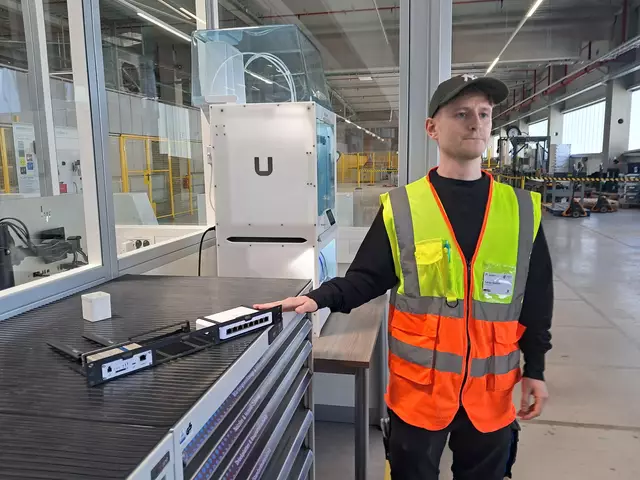 Tobias Baehre (3. Ausbildungsjahr): "Beim 3D-Druck passiert der größte Teil der Arbeit am Schreibtisch." | Foto: Anika Werner