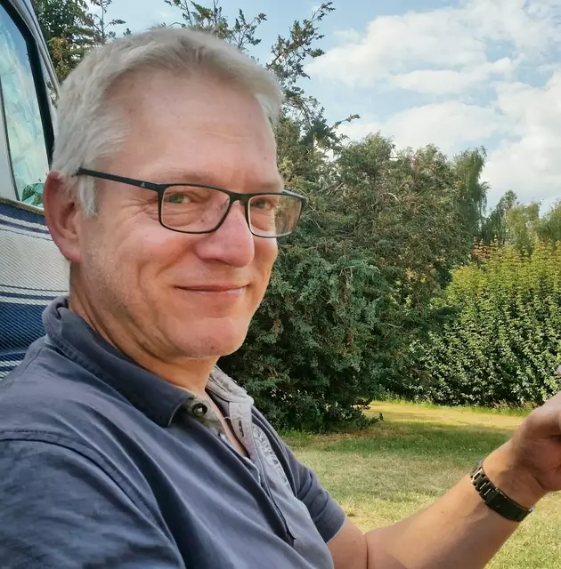 Gemeinschaftsinspektor Gerhard Stolz predigt beim Gottesdienst | Foto: Gerhard Stolz