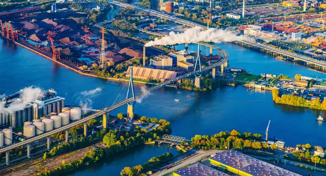 Bei der Müllverbrennungsanlage Rugenberger Damm neben der Hamburger Köhlbrandbrücke raucht der Schornstein - auch dank der Abfälle aus dem Landkreis Stade | Foto: Martin Elsen/nord-luftbilder.de