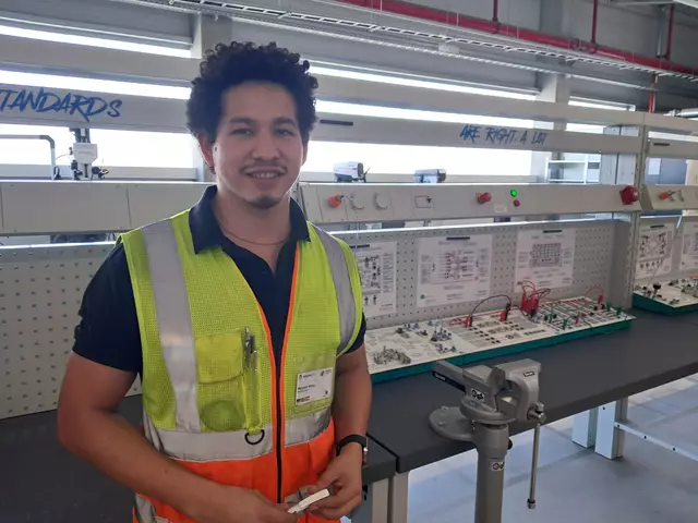 Moises Vera (3. Ausbildungsjahr) erklärt, wie das Paketsystem angesteuert wird | Foto: Anika Werner